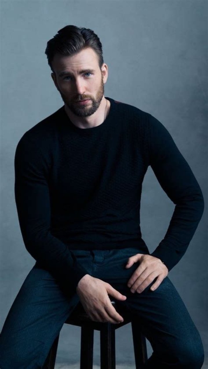 Chris Evans poses on the red carpet during the premiere of the movie 'Knives Out' at the Regency Village Theatre in Los Angeles, California, USA, 14 November 2019. The movie is set tp be released in US theaters on 27 November.Premiere of the movie 'Knives Out' in Los Angeles, USA - 14 Nov 2019