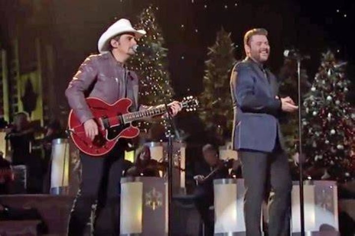 chris-young-cma-christmas-special-2016-4