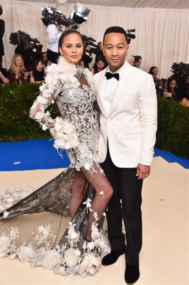 Chrissy-Teigen-met-gala-2017-beauty
