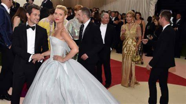 claire-danes-met-gala-ball-2016-dress-light-up-3