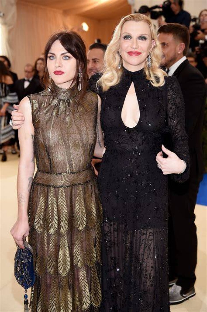 Courtney-Love-met-gala-2017-beauty