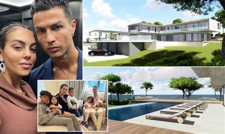 Cristiano Ronaldo & Family Fly Home
