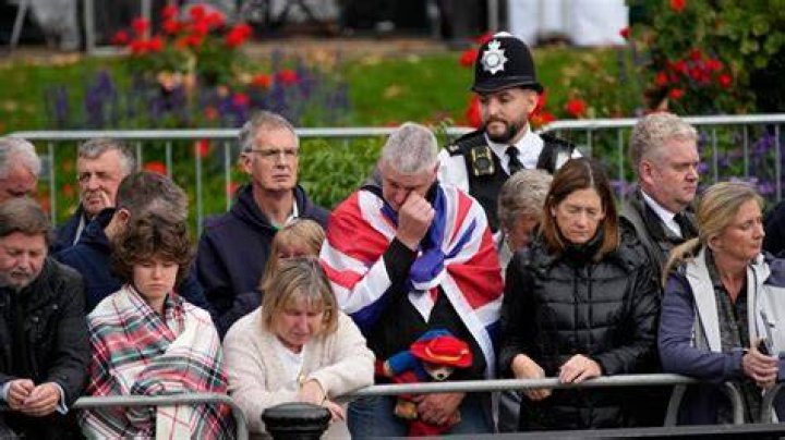Crowds Mourn Queen Elizabeth: Photos