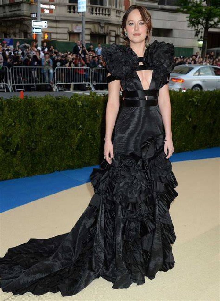 Dakota-Johnsn-met-gala-2017-beauty