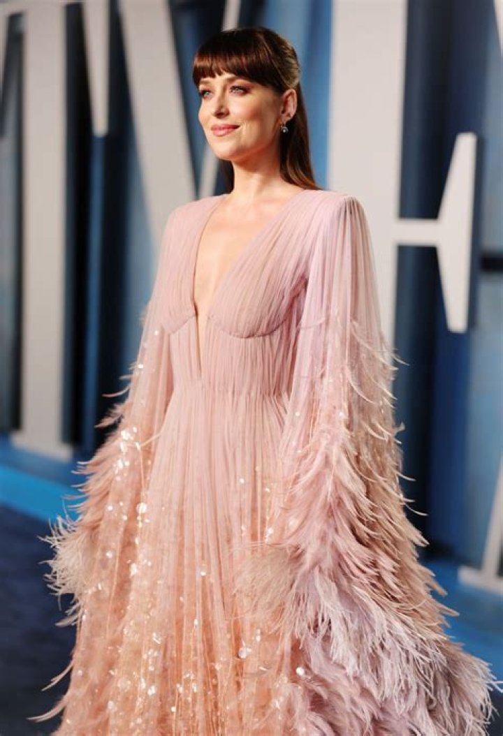 dakota-johnson-vanity-fair-oscars-2017-academy-awards-rec