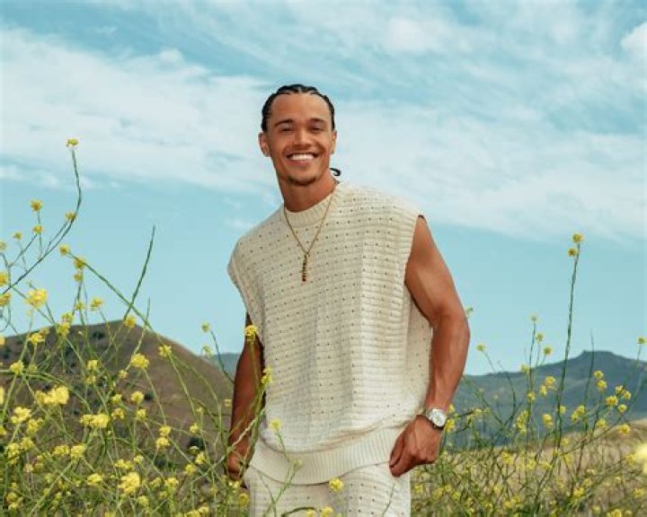 Dana Vaughns chills for a minute during a stop at the HollywoodLife studios in New York City. The R&B singer, actor, and renowned dancer chatted a bit about his EP, &lsquo;Familiar Strangers,&rsquo; after posing for portraits.