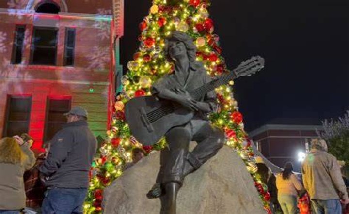 dolly-parton-christmas-tree-lighting-2016-3