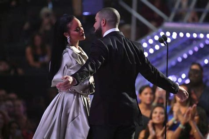 drake-kisses-rihanna-vmas