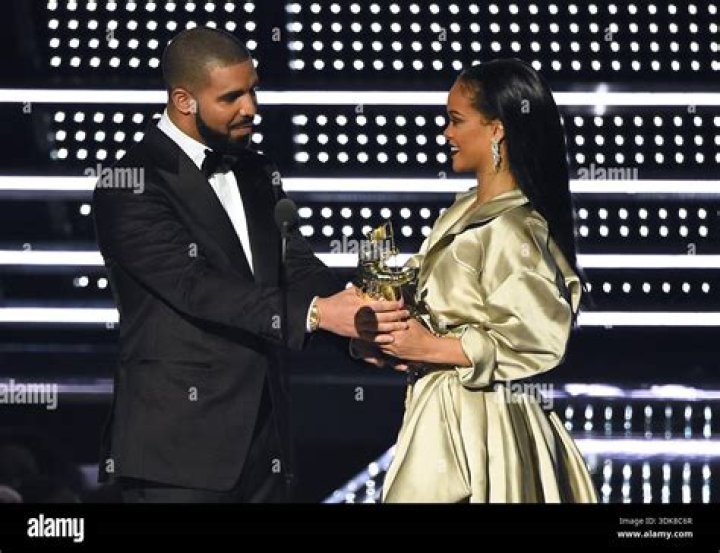 drake-presents-award-to-rihanna-kiss-ftr
