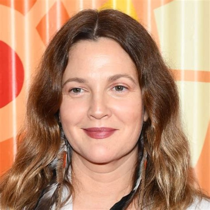 Drew Barrymore Stuns At White House Correspondents&rsquo; Dinner