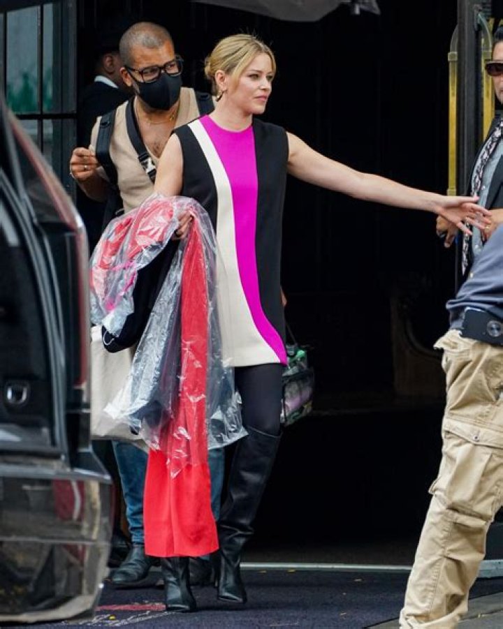 Elizabeth Banks leaves her New York City hotel on her to the Trevor Noah show. Pictured: Elizabeth Banks Ref: SPL5497376 261022 NON-EXCLUSIVE Picture by: WavyPeter / SplashNews.com Splash News and Pictures USA: +1 310-525-5808 London: +44 (0)20 8126 1009 Berlin: +49 175 3764 166 World Rights