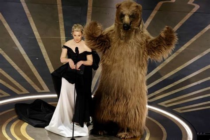 elizabeth banks oscars 2023