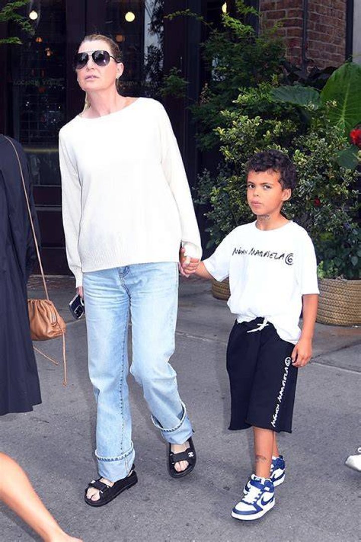 Ellen Pompeo holds Eli&rsquo;s hand