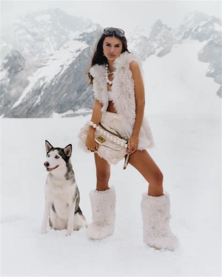 Emily Ratajkowski At A Holiday Party