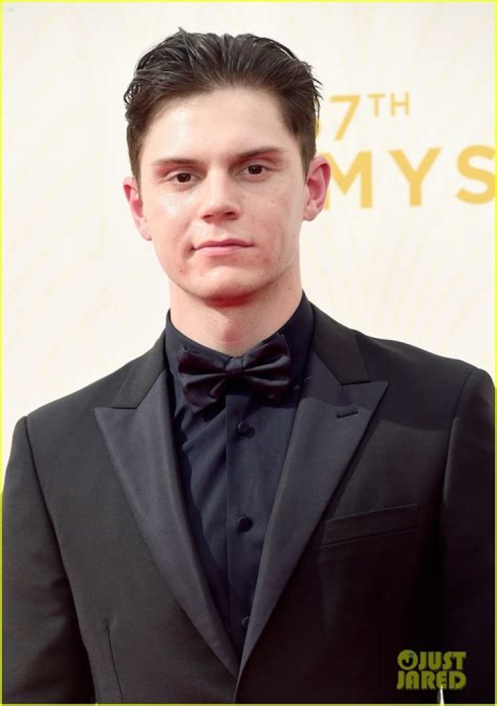 evan-peters-2015-emmy-awards-mens-fashion