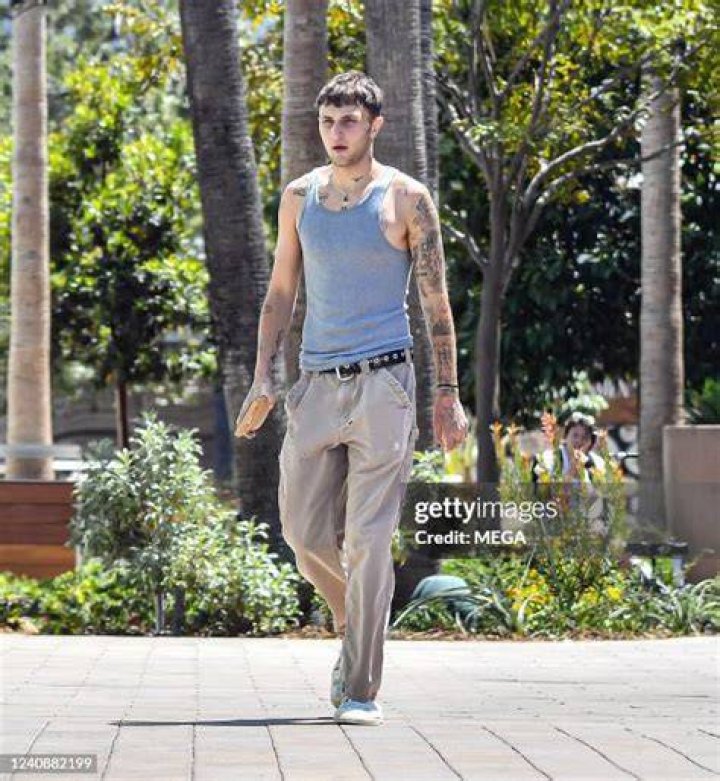 EXCLUSIVE: Anwar Hadid is seen following split announcement from Dua Lipa. Anwar was spotted grabbing a beet juice and groceries from Erewhon Organic Grocers in Los Angeles in the rain. 29 Dec 2021 Pictured: Anwar Hadid spotted for the first time, following split announcement from Dua Lipa. Photo credit: MEGA TheMegaAgency.com +1 888 505 6342 (Mega Agency TagID: MEGA816624_001.jpg) [Photo via Mega Agency]