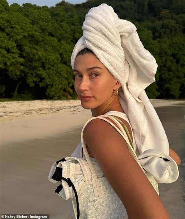 EXCLUSIVE: Hailey Bieber bares her six-pack after pilates session in Beverly Hills area. Bieber kept her green drink close at hand while saying goodbye to friend. 01 Jul 2022 Pictured: Hailey Bieber. Photo credit: MB / MEGA TheMegaAgency.com +1 888 505 6342 (Mega Agency TagID: MEGA873953_001.jpg) [Photo via Mega Agency]