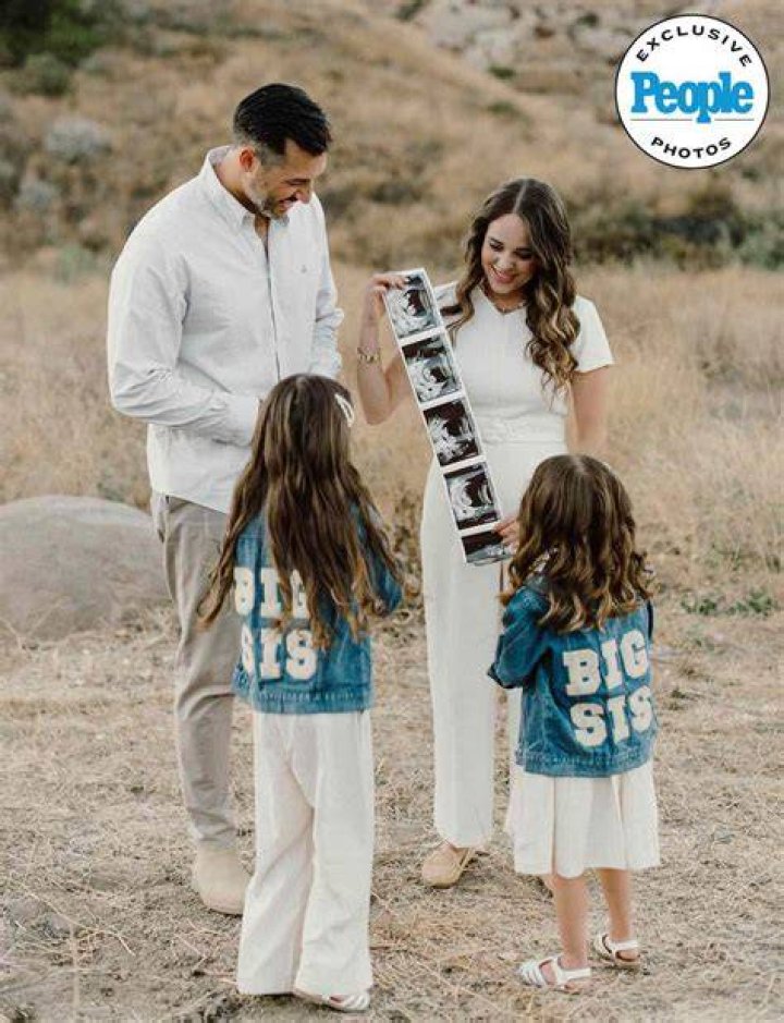 EXCLUSIVE: Heavily Pregnant Jinger Duggar Vuolo steps out for brunch with her husband and daughter in Venice, California. 25 Oct 2020 Pictured: Heavily Pregnant Jinger Duggar Vuolo steps out for brunch with her husband and daughter in Venice, California. Photo credit: MEGA TheMegaAgency.com +1 888 505 6342 (Mega Agency TagID: MEGA710195_002.jpg) [Photo via Mega Agency]