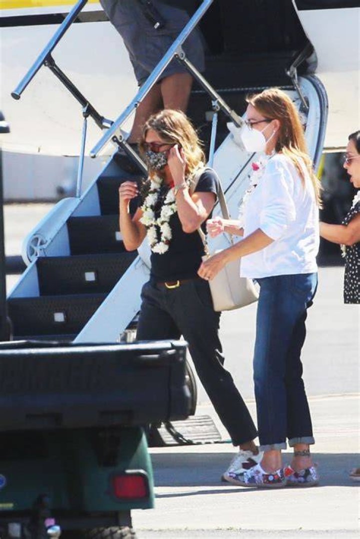 *EXCLUSIVE* Jennifer Aniston leaves Oahu after finishing filming scenes for &lsquo;Murder Mystery 2&rsquo;