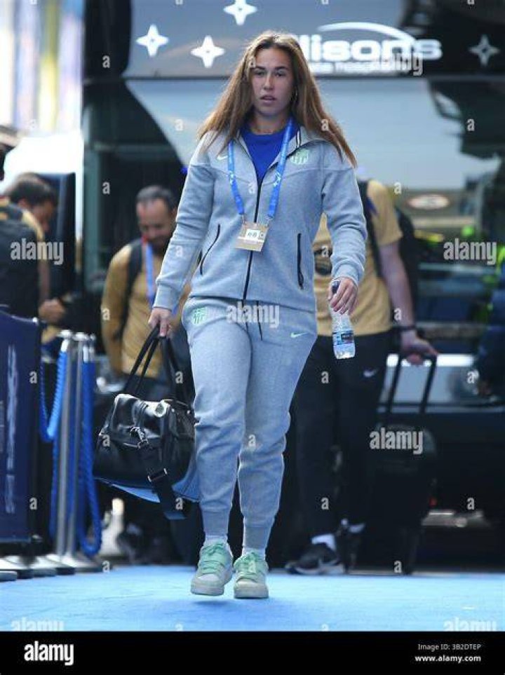 *EXCLUSIVE* London, UNITED KINGDOM - 27-year old, Irish-American actress Saoirse Ronan winner of the prestigious Golden Globe and Critics' Choice Awards is spotted out with the Scottish Actor and boyfriend Jack Lowden in London. The pair were seen out for a stroll as they both donned their dark sunglasses from the hazy sunshine as Saoirse looked well wrapped up from the cold, wearing her long black coat and scarf, from a chilly Autumnal day in the capital. **SHOT ON 10/03/2021** Pictured: Saoirse Ronan - Jack Lowden BACKGRID USA 10 OCTOBER 2021 BYLINE MUST READ: NASH / BACKGRID USA: +1 310 798 9111 / UK: +44 208 344 2007 / *UK Clients - Pictures Containing Children Please Pixelate Face Prior To Publication*