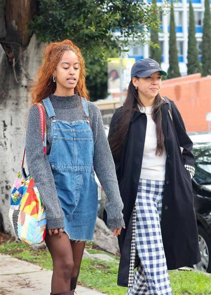 *EXCLUSIVE* Los Angeles, CA - Malia Obama pictured grocery shopping in LA after death of private chef Tafari Campbell who was 'beloved part of the family'. Pictured: Malia Obama BACKGRID USA 28 JULY 2023 USA: +1 310 798 9111 / UK: +44 208 344 2007 / *UK Clients - Pictures Containing Children Please Pixelate Face Prior To Publication*