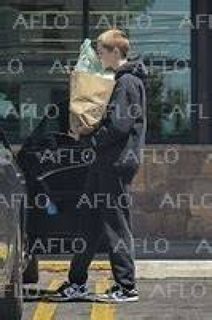 *EXCLUSIVE* Los Feliz, CA - Actress Kristen Bell seen wearing a "VOTE" t-shirt while visiting her new home construction today. Kristen showed off her new hair style of braids while checking on the progress of the house and what appears to be prepping for the interior with some samples. Pictured: Kristen Bell BACKGRID USA 3 NOVEMBER 2020 USA: +1 310 798 9111 / UK: +44 208 344 2007 / *UK Clients - Pictures Containing Children Please Pixelate Face Prior To Publication*