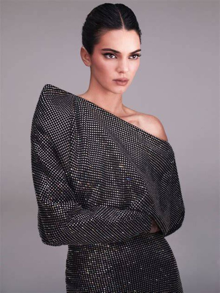 *EXCLUSIVE* Paris, FRANCE - Model Kendall Jenner shows off her sexy figure in a grey form-fitting dressed paired with a long cardigan while out and about in Paris, France. Pictured: Kendall Jenner BACKGRID USA 24 MARCH 2023 BYLINE MUST READ: Best Image / BACKGRID USA: +1 310 798 9111 / UK: +44 208 344 2007 / *UK Clients - Pictures Containing Children Please Pixelate Face Prior To Publication*