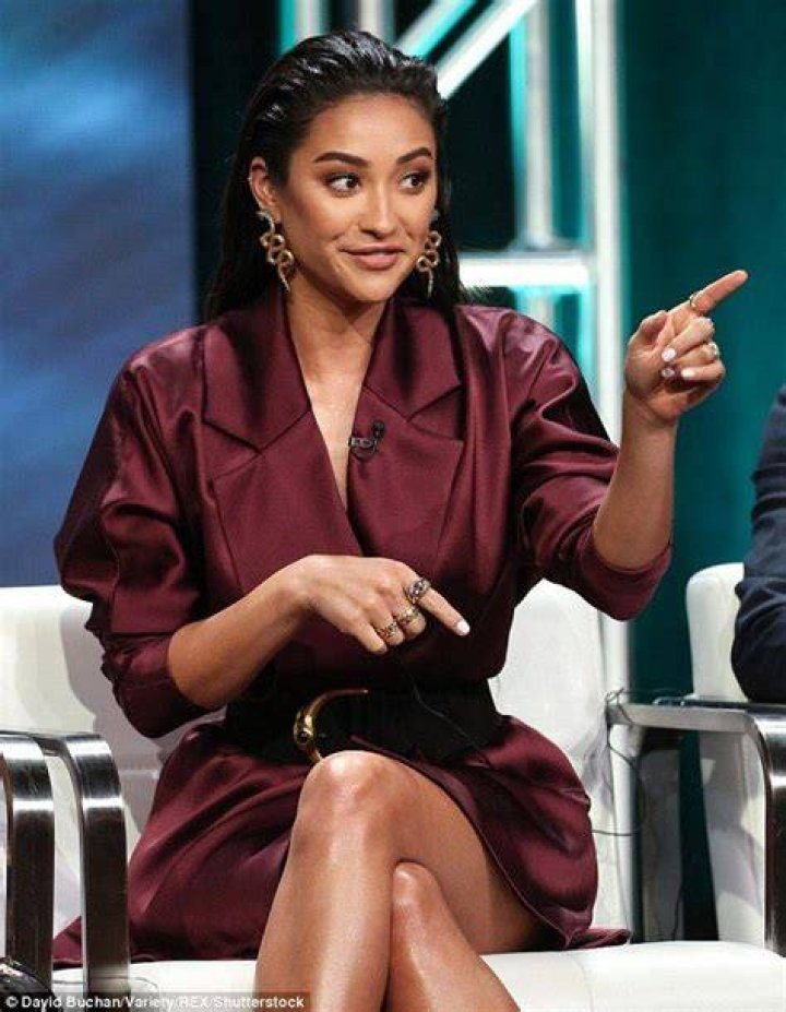 EXCLUSIVE: Shay Mitchell flaunts her growing baby bump on set whilst shooting a campaign for her new travel brand 'Bei's. 28 Jul 2019 Pictured: Shay Mitchell. Photo credit: MEGA TheMegaAgency.com +1 888 505 6342 (Mega Agency TagID: MEGA475005_033.jpg) [Photo via Mega Agency]