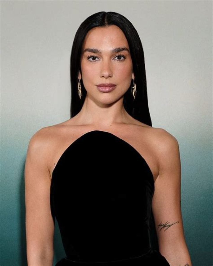EXCLUSIVE: Singer Dua Lipa wears a hot pink bikini as she relaxes by the pool with a mystery man in Miami. 06 Feb 2022 Pictured: Dua Lipa. Photo credit: Backgrid/MEGA TheMegaAgency.com +1 888 505 6342 (Mega Agency TagID: MEGA826065_022.jpg) [Photo via Mega Agency]