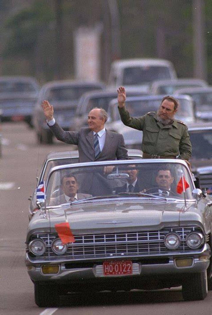 fidel-castro-mikhail-gorbachev-motorcade-1989