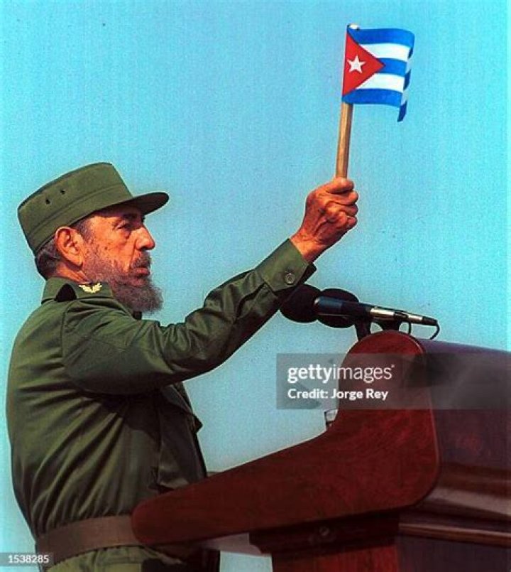 fidel-castro-waves-cuban-flag