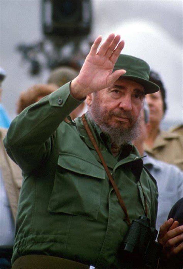 fidel-castro-waving