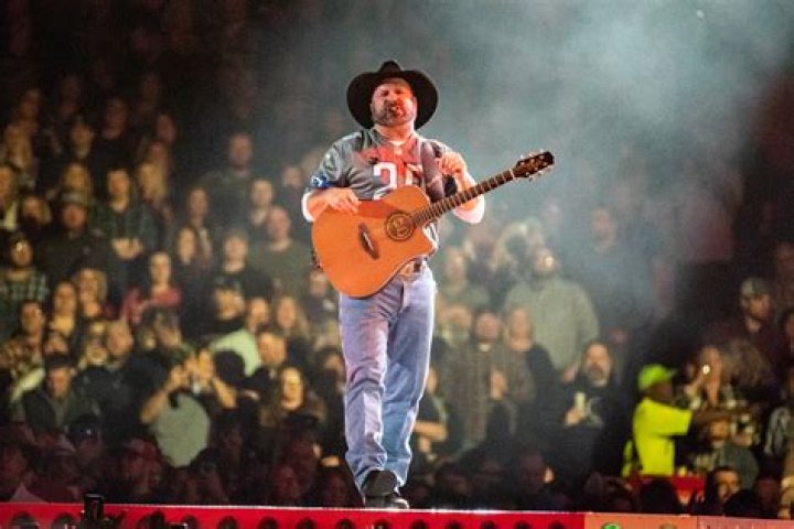 Garth Brooks Performing