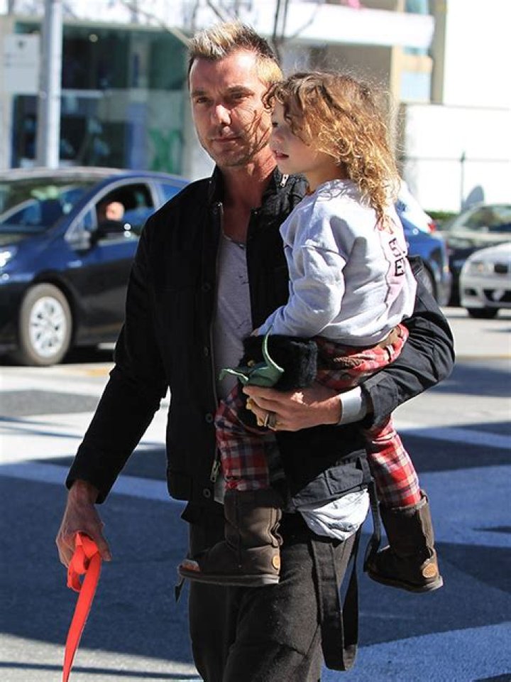 gavin-rossdale-apollo-chewy-walking-2
