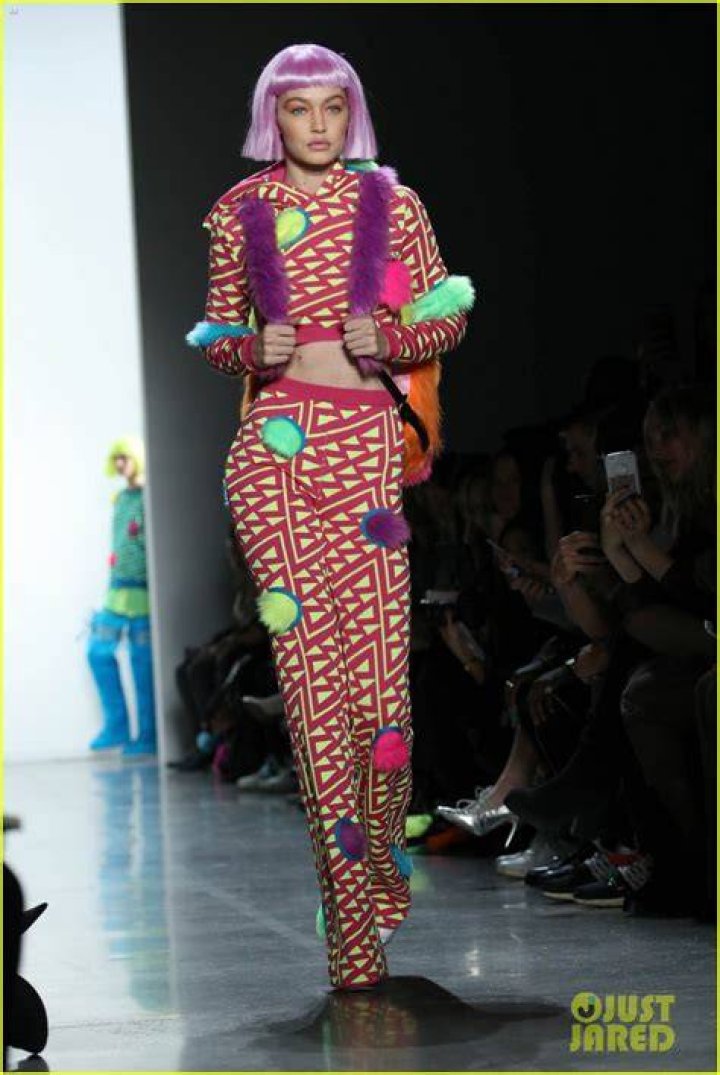 gigi-hadid-jeremy-scott-show-fall-2017-3