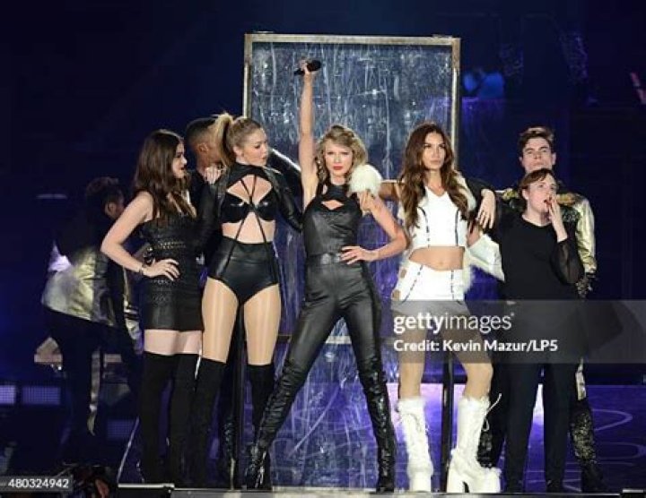 gigi-hadid-taylor-swift-1989-concert-tour&mdash;07