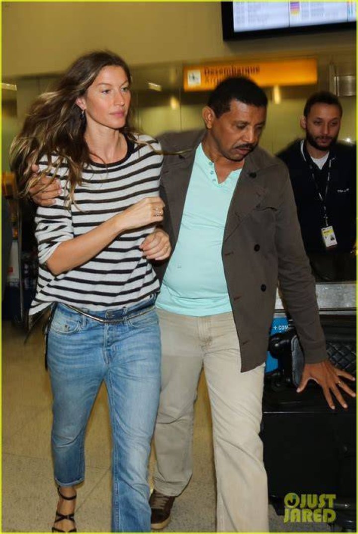 Gisele Bundchen arrives in Brazil at the S&radic;&pound;o Paulo airport . Pictured: Gisele Bundchen Ref: SPL5509316 121222 NON-EXCLUSIVE Picture by: SplashNews.com Splash News and Pictures USA: +1 310-525-5808 London: +44 (0)20 8126 1009 Berlin: +49 175 3764 166 World Rights