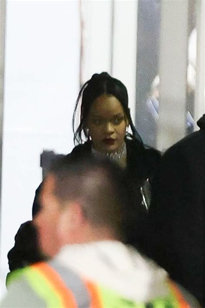 Glendale, AZ - *EXCLUSIVE* - Rihanna leaves the Super Bowl LVII after revealing her baby bump during her amazing halftime show performance. Pictured: Rihanna BACKGRID USA 12 FEBRUARY 2023 BYLINE MUST READ: ShotbyJuliann / BACKGRID USA: +1 310 798 9111 / UK: +44 208 344 2007 / *UK Clients - Pictures Containing Children Please Pixelate Face Prior To Publication*