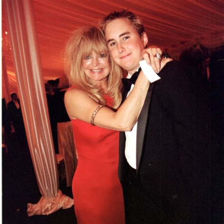 Goldie Hawn and son Boston Russell GOLDIE HAWN AT HEATHROW AIRPORT, LONDON, BRITAIN - 21 OCT 2004