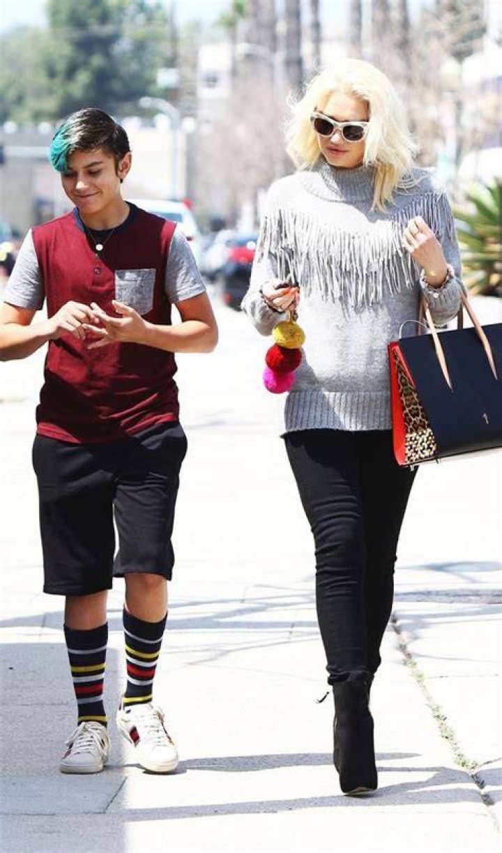 Gwen Stefani walking alongside Kingston