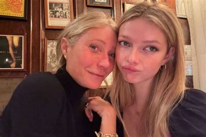 Gwyneth Paltrow & Daughter Apple in Hyde Park