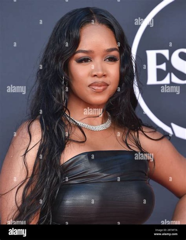 H.E.R. aka Gabriella Sarmiento Wilson leaves Live with Kelly & Ryan in New York City Pictured: H.E.R. Ref: SPL5508682 081222 NON-EXCLUSIVE Picture by: Christopher Peterson / SplashNews.com Splash News and Pictures USA: +1 310-525-5808 London: +44 (0)20 8126 1009 Berlin: +49 175 3764 166 World Rights
