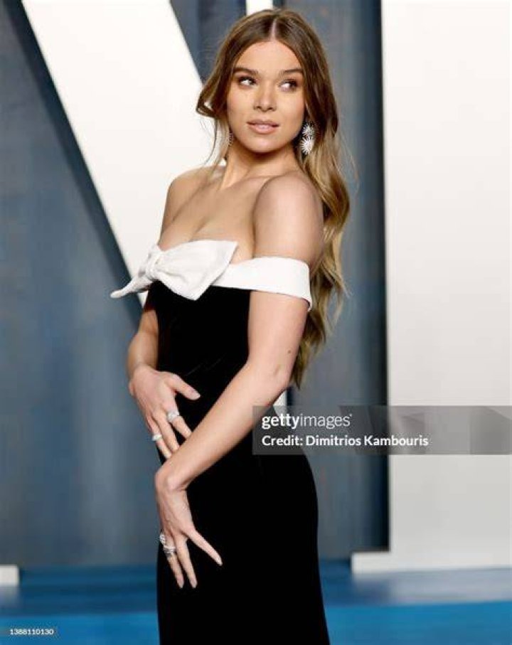 Hailee Steinfeld at 2022 Vanity Fair Oscar party