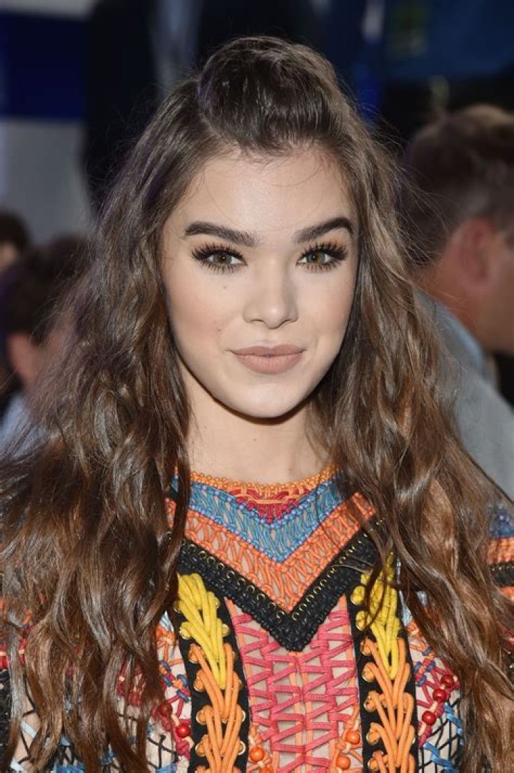 Hailee Steinfeld at the 2016 American Music Awards