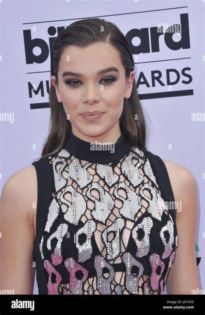 hailee-steinfeld-beauty-2017-billboard-awards-ftr