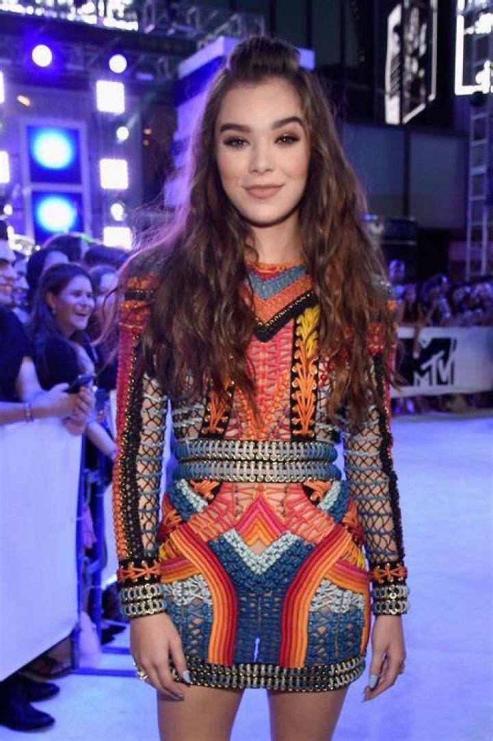 hailee-steinfeld-mtv-vma-2016-best-dressed-ftr