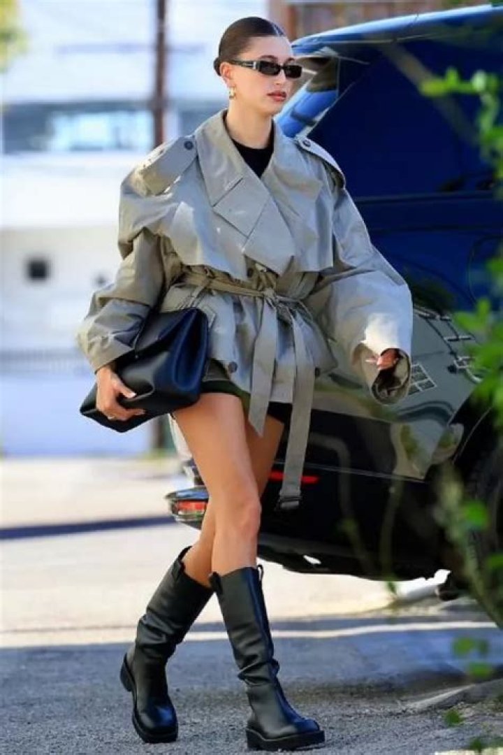 Hailey Baldwin In A Trench