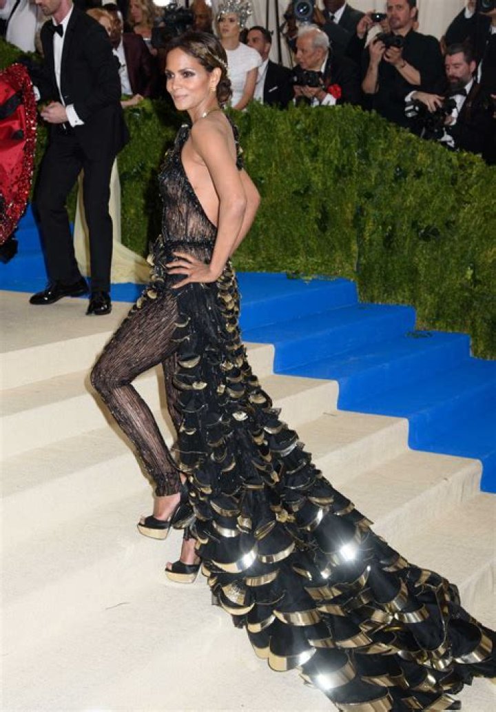 Halle-Berry-met-gala-2017-beauty