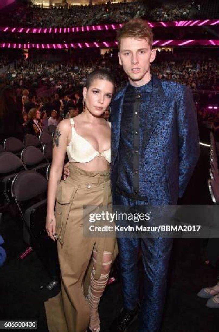 halsey-2017-billboard-awards-ftr
