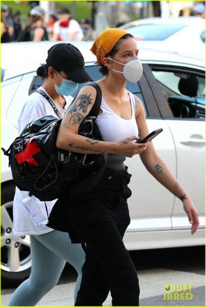 Halsey Helps A Protester